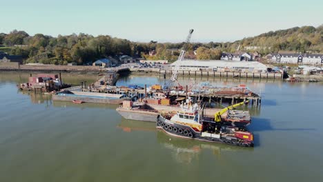 barcos de trabajo dron pov río medway kent barcaza y grúa