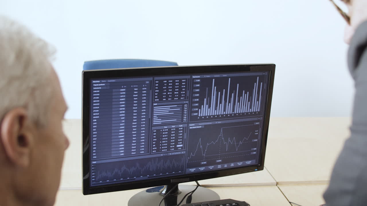 주식 시장 역학을 논의하는 성숙한 사업가
