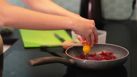mujer cocinando