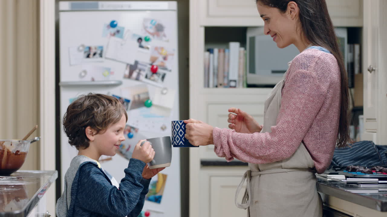 madre e hijo bebiendo chocolate caliente juntos en la cocina madre feliz cuidando al niño disfrutando de una deliciosa bebida casera en casa