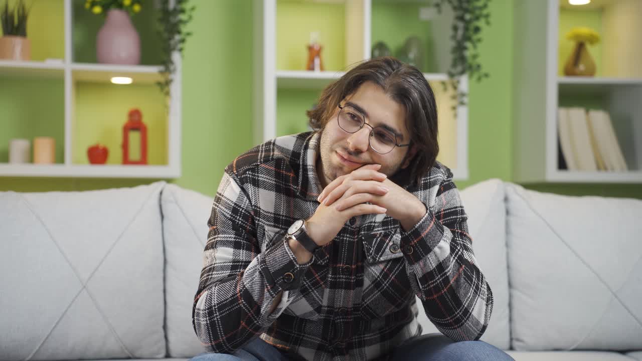 el hombre infeliz y deprimido es reflexivo y no se siente bien en casa.