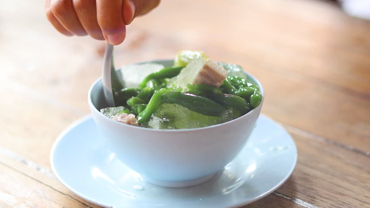 Sequential preparation of Thai Lod Chong dessert.