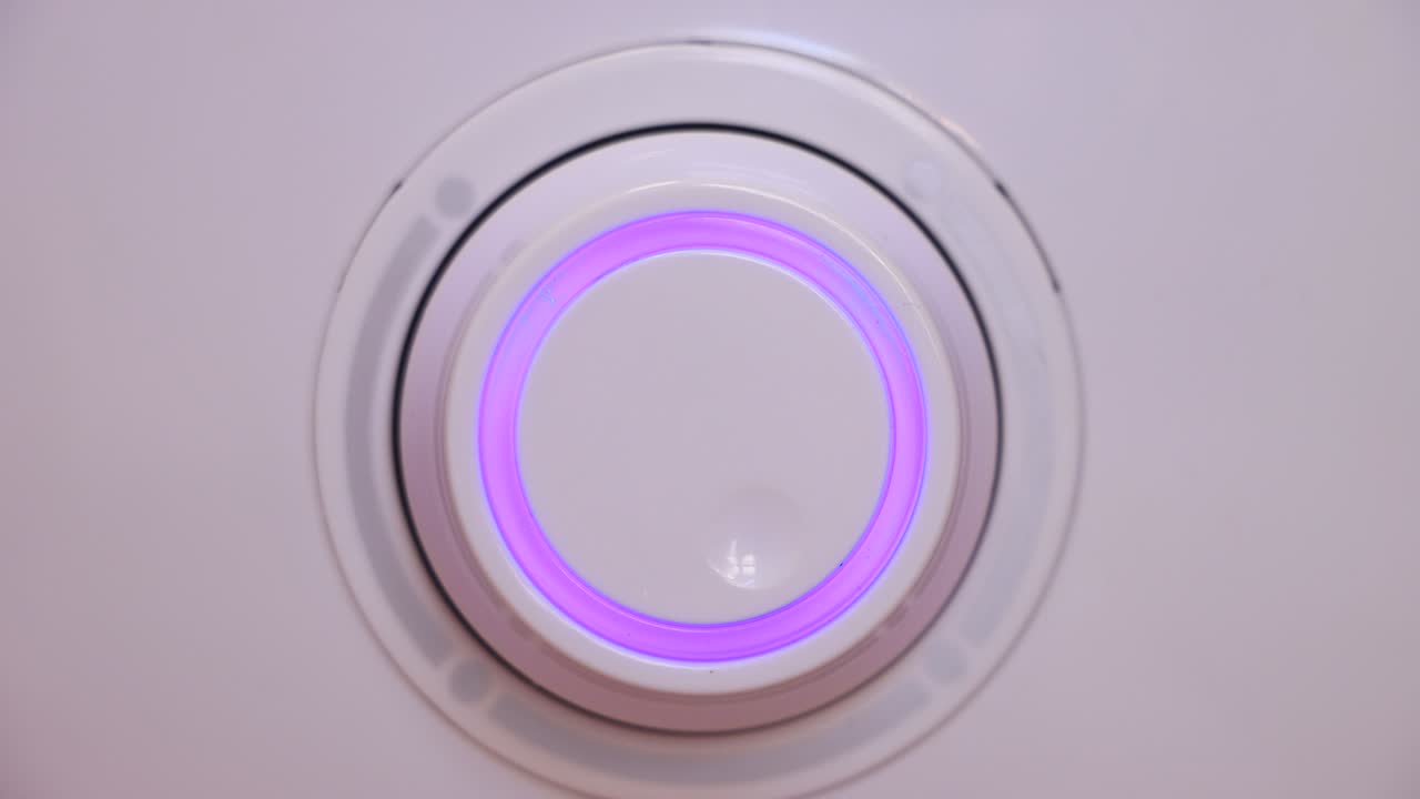 la mano gira el interruptor del dispositivo.