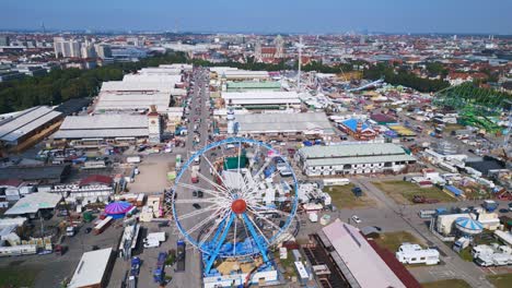 Sanfter-Luftflug-Von-Oben-Auf-Die-Theresienwiese,-Oktoberfest,-Sonniger-Tag-Vor-Der-Eröffnung