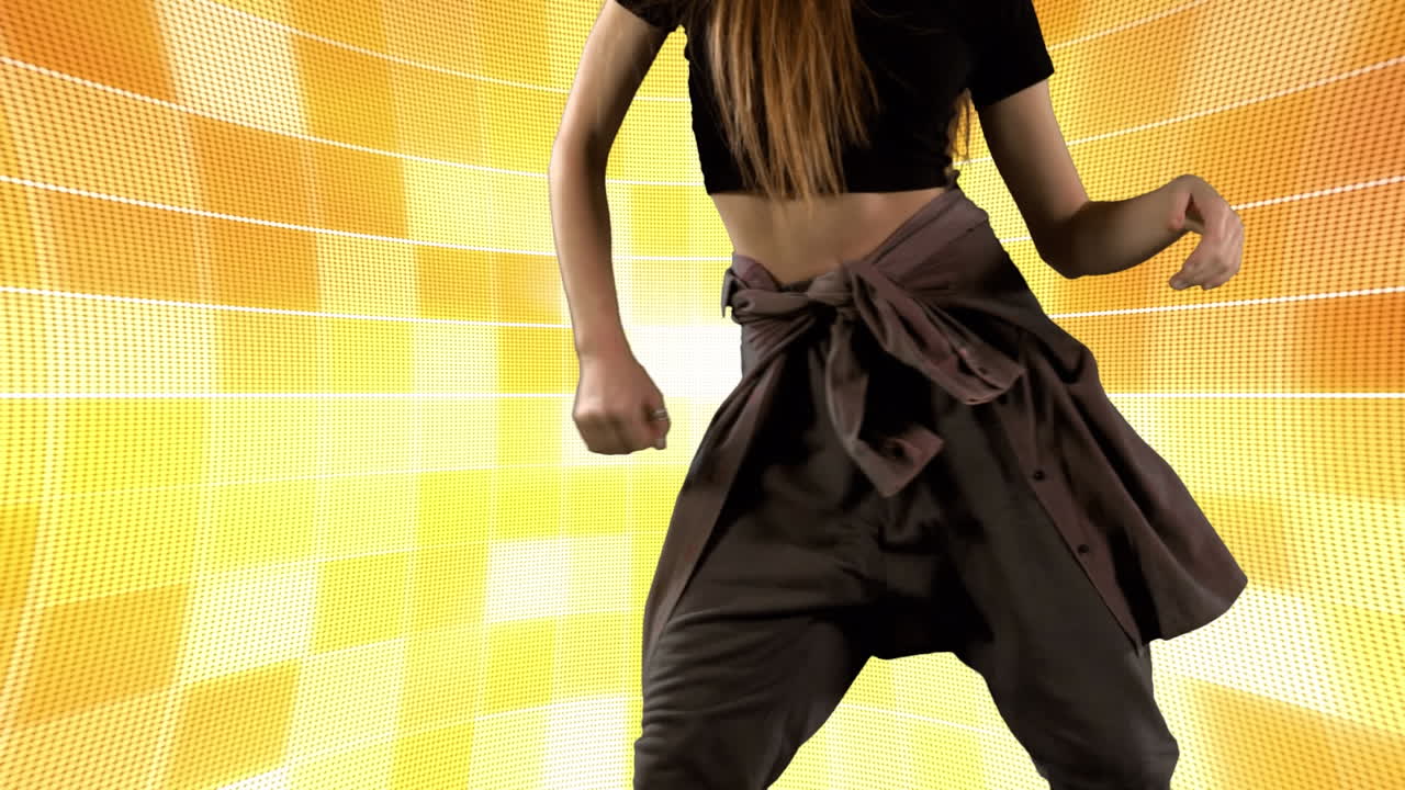 animación de una mujer bailando sobre luces amarillas y naranjas parpadeantes