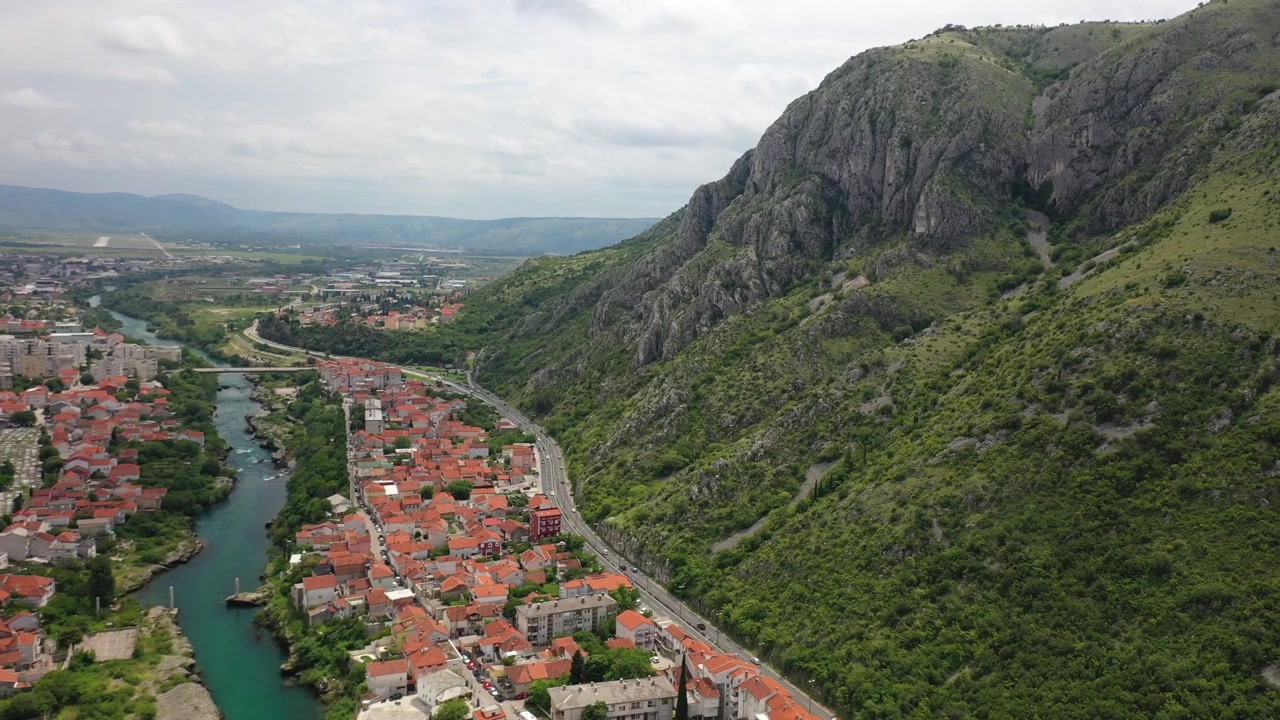 Vista aérea deslumbrante de drone da histórica Stari Most (Ponte Velha) sobre o rio Neretva cor de esmeralda em Mostar, Bósnia e Herzegovina. Apresenta arquitetura otomana tradicional e turistas