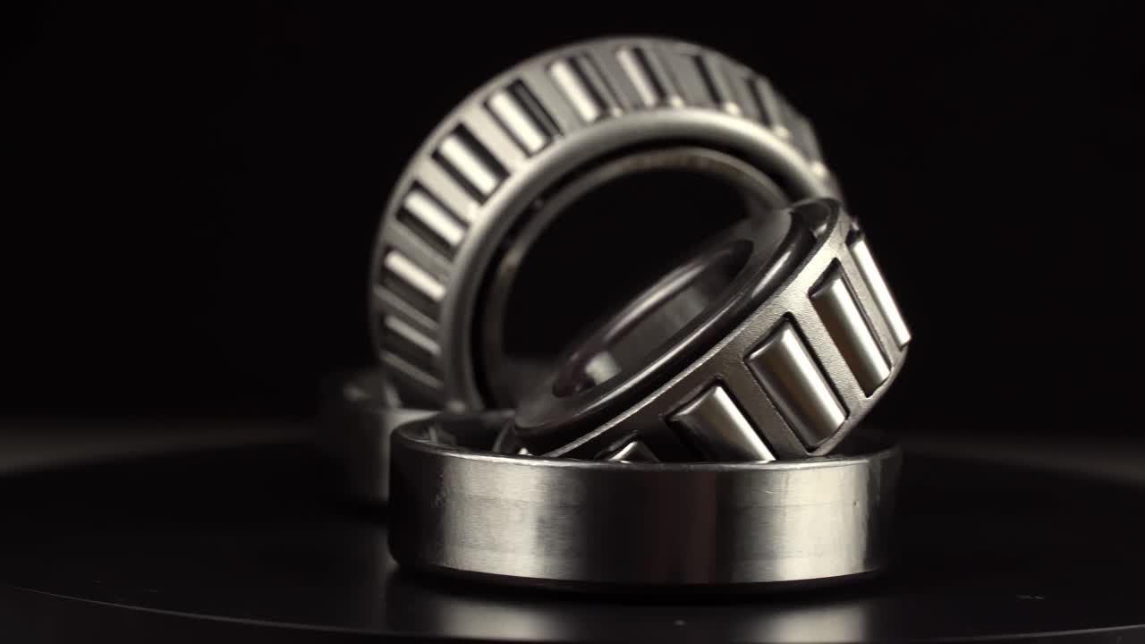 vídeo cíclico sin costuras con rodamientos giratorios en la mesa giratoria sobre un fondo negro.