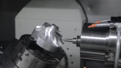 CNC-Fräsmaschine-Für-Die-Metallbearbeitung.-Schneiden-Von-Metall-Moderne-Verarbeitungstechnologie.