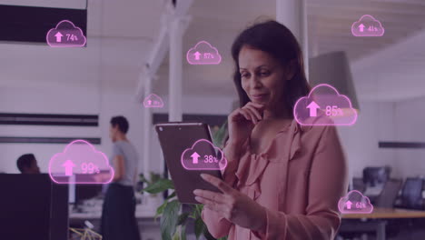 animación de procesamiento de datos en la nube sobre mujer de negocios biracial en la oficina