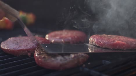 el maestro de la parrilla vuelve hamburguesas carbonizadas en el patio trasero