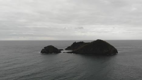 Aéreo,-4k,-Imágenes-De-Drones-De-La-Isla-De-Arrecifes-Costeros-Frente-A-La-Costa-De-Azores,-Portugal