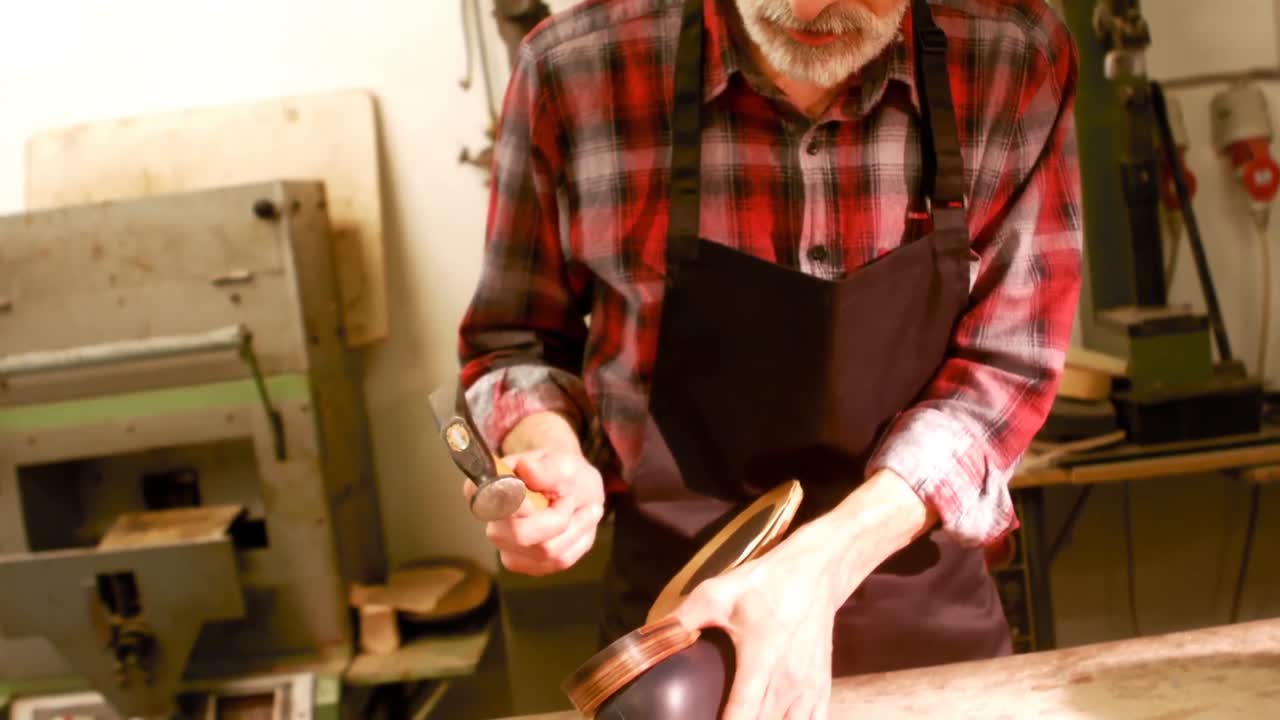 сапожник бьет по обуви