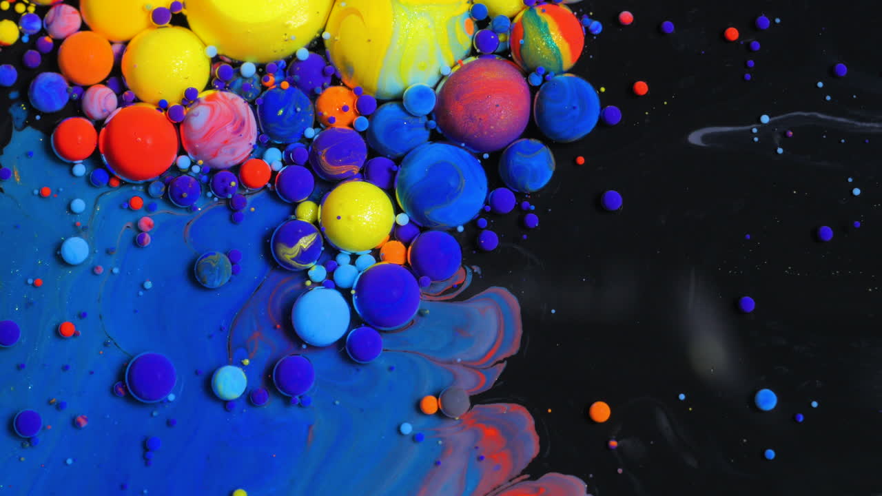 Bolle di pittura astratte e colorate