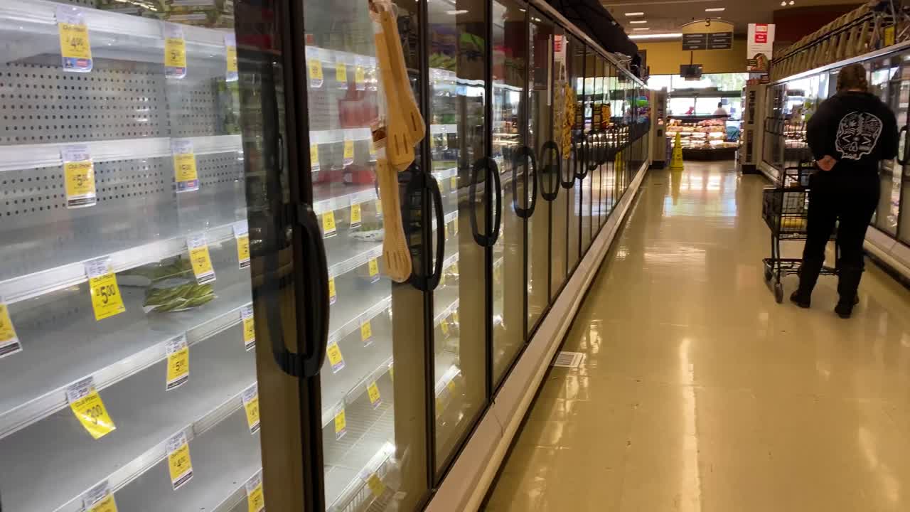 2020 - stormarknads- och butikshyllor är mestadels tomma under coronavirusets COVID-19-utbrott i Amerika 4