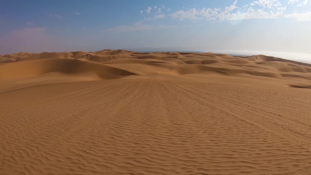 tiro pov desde la parte delantera de un vehículo de safari que se mueve a través de arena profunda y dunas en el desierto de namib de namibia 1