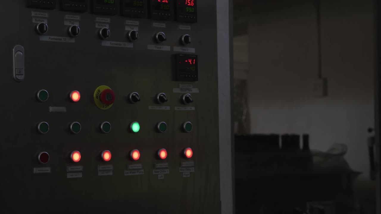 de las manos de un hombre caucásico que trabaja en un pub de una microcervecería