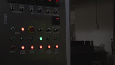 руки белого мужчины, работающего в микропивоварне.