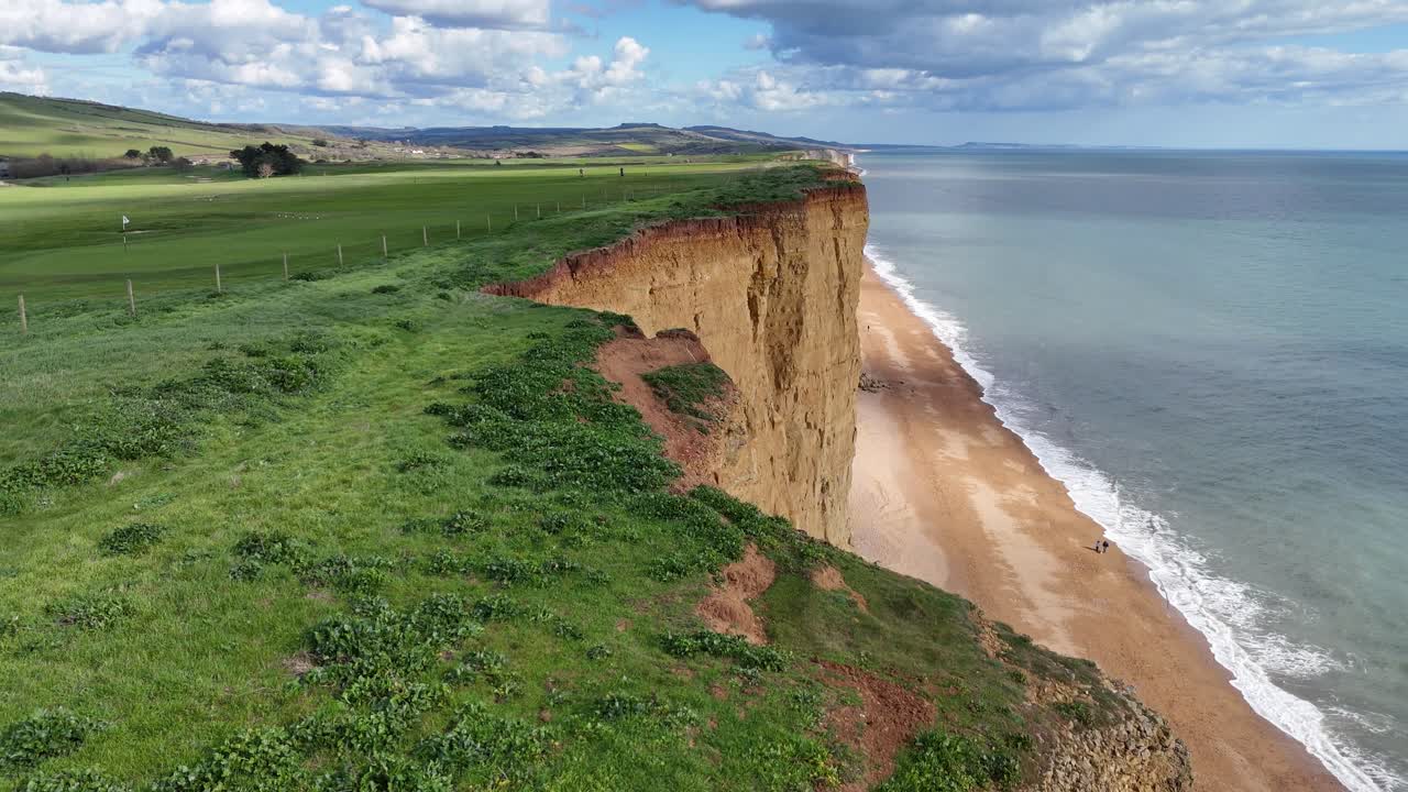 Drone che vola sopra il bordo della scogliera a West Bay, Dorset, Regno Unito.
