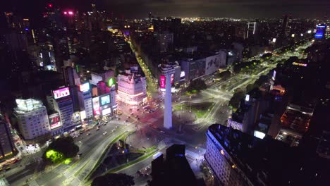 Vista-Aérea-épica-Del-Centro-De-Buenos-Aires,-Obelisco-Con-Avenida-9-De-Julio,-Anuncios-Y-Alto-Flujo-De-Tráfico