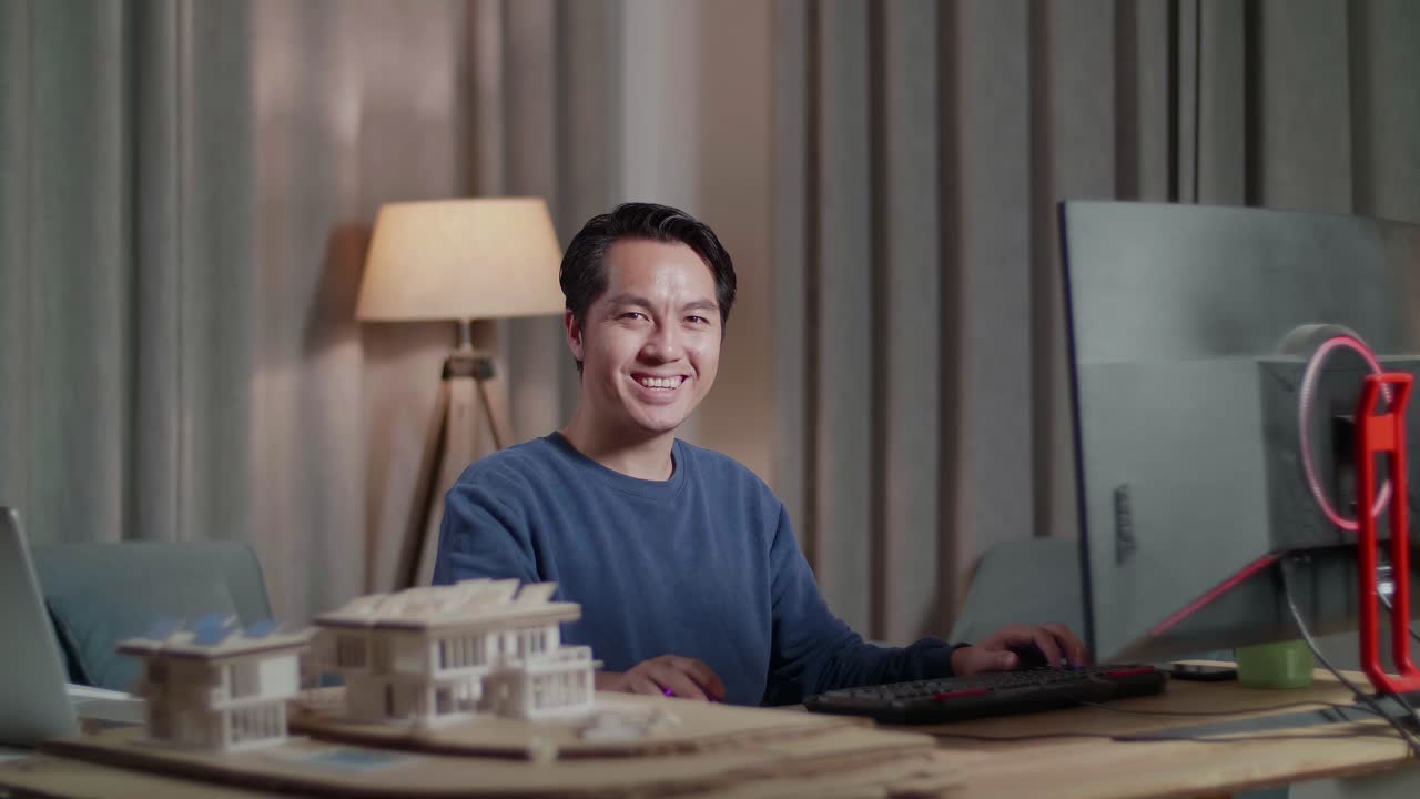 미소 짓는 건축가가 집 디자인 프로젝트를 하고 있습니다.