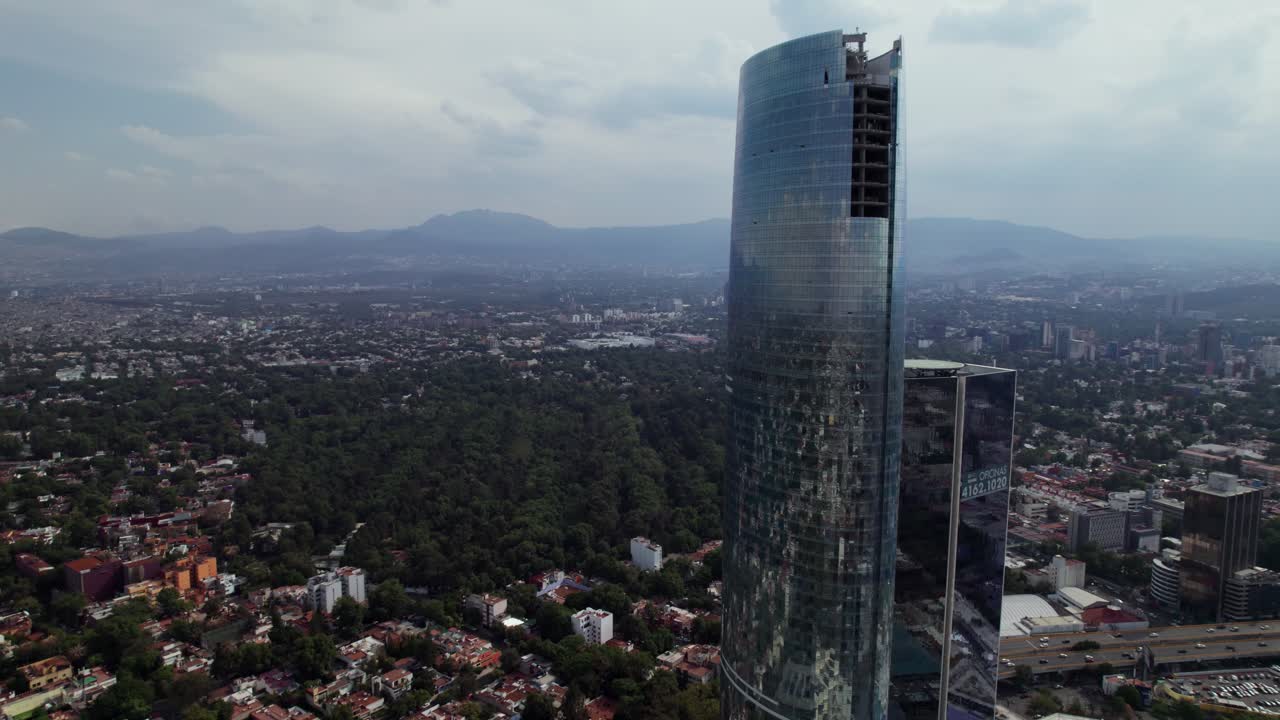 vista aérea del centro comercial mítikah en la comuna de benito juárez
