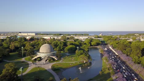 Aerial-panning-shot-of-Bosques-de-Palermo-at-golden-hour,-Buenos-Aires