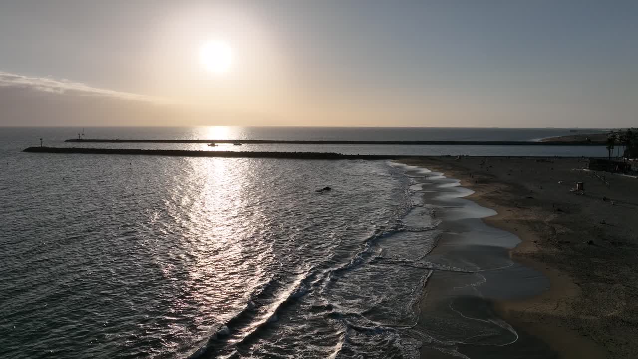hermosa puesta de sol en la playa en california