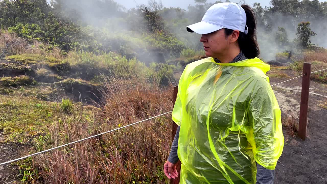 mujer hispana caminando por el borde exterior del volcán mauna loa en hawaii, motivos para fumar vapores de azufre