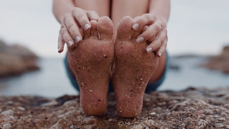 Cerca-De-Pies-Arenosos-Mujer-Joven-Sentada-En-La-Playa-Descalzo-Disfrutando-De-Las-Vacaciones-De-Verano