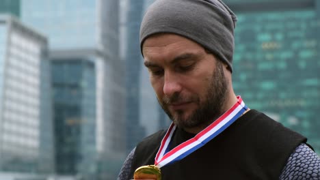 concepto para ganar o éxito. medalla de oro. feliz atleta masculino con medallas.