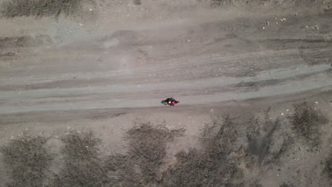 vista aérea de un ciclista en una motocicleta