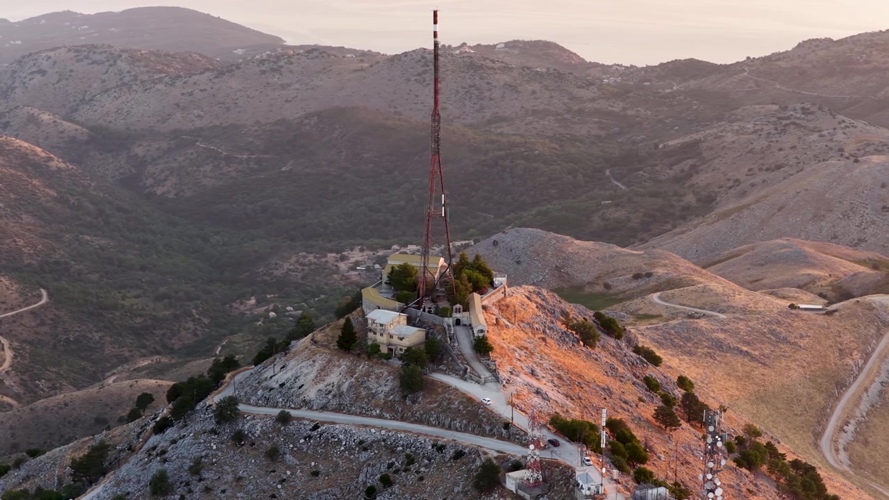 Ripresa aerea della Torre di Telecomunicazioni e del Monastero sulla cima del Monte Pantokrator, Corfù, Grecia