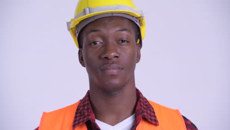 joven y guapo hombre africano trabajador de la construcción