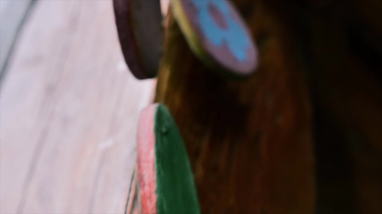 Carillon a vento fatto di cerchi di legno colorati