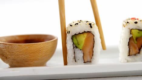 Sushi-Auf-Tablett-Mit-Soße