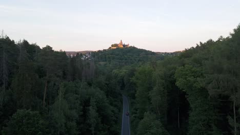 Drohnenflug-Zwischen-Den-Wäldern-Zum-Schloss-Braunfels-In-Deutschland-1