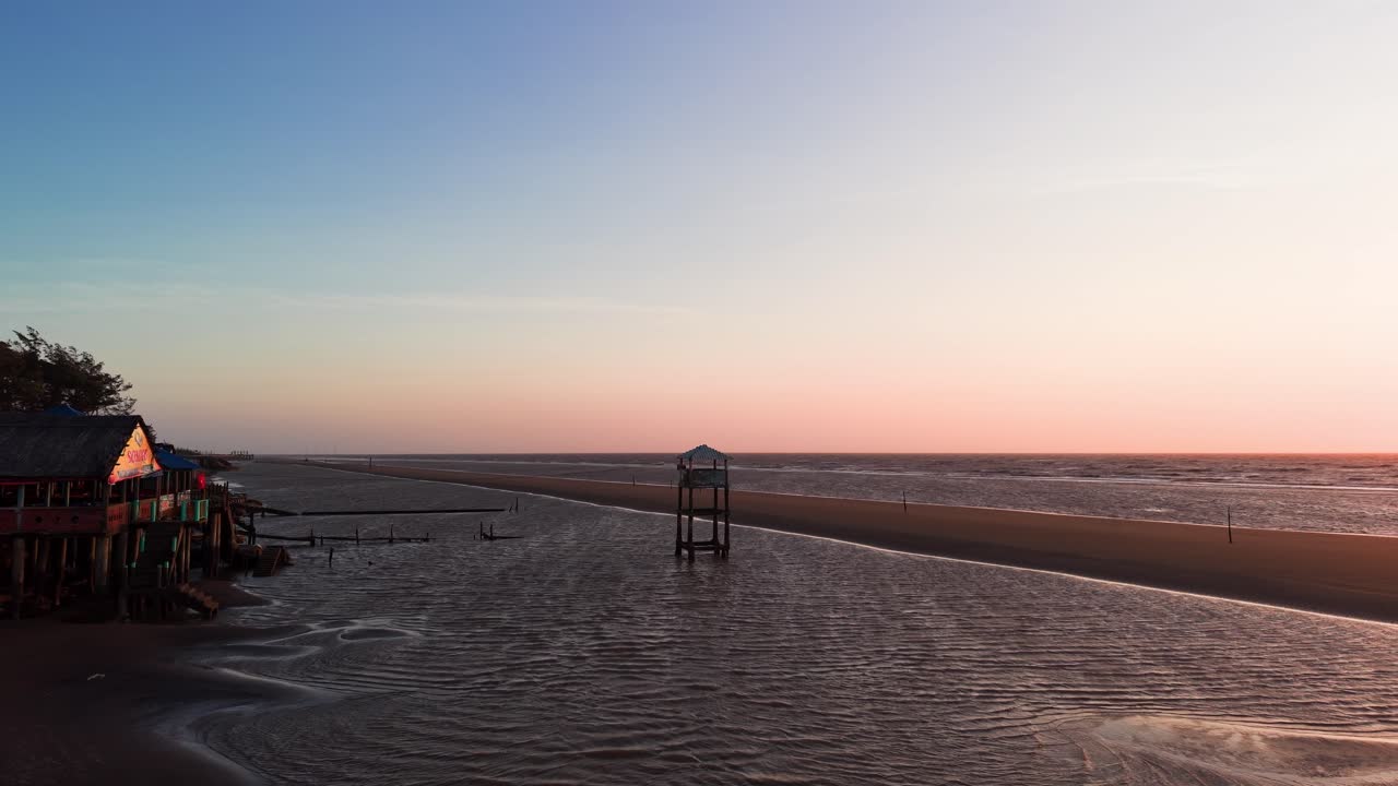 Solopgang i Ben Tre, Vietnam. Fremvisning af strand, vand og naturlig skønhed