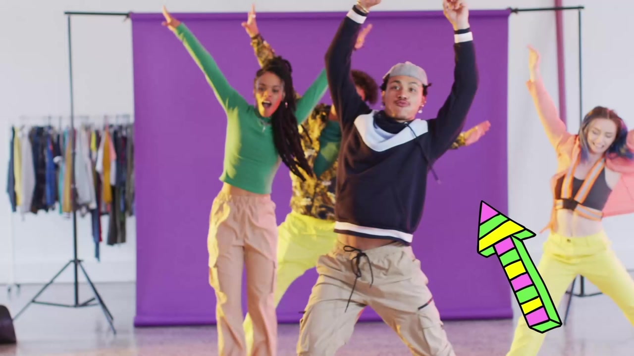 Groupe de jeunes danseurs se produisant avec des flèches graphiques animées