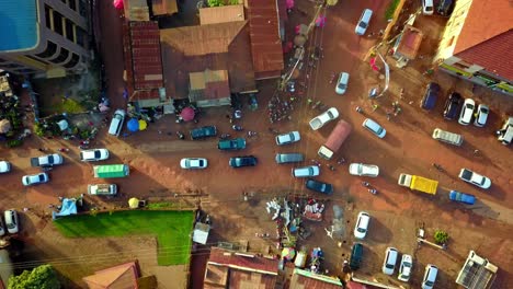 Coches-En-Atasco-En-El-Cruce-De-Carreteras-En-La-Ciudad-De-Kampala,-Uganda