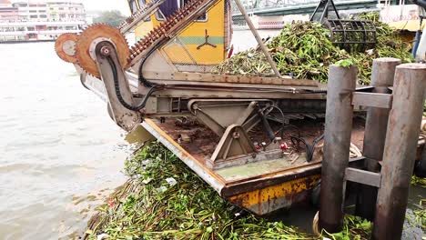 barco quitando escombros del río bangkok