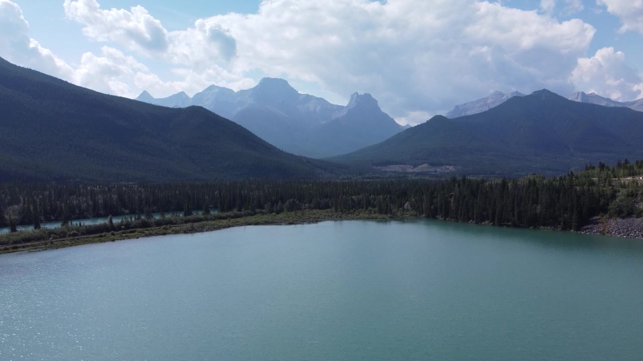 Lago di montagna, vista autostradale, giornata estiva soleggiata, aerea, drone.