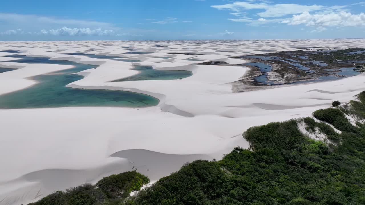 Lencois Maranhenses skyline ved Barreirinhas i Maranhao, Brasilien. Landskab med ferskvandssøer. Sandklitter og bjerge. Lencois Maranhenses skyline Maranhao. Turisme. Naturscene. Strandbaggrund.