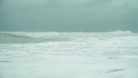 Tormenta-Tropical,-Playa-Vacía-En-Un-Día-Ventoso-Y-Lluvioso