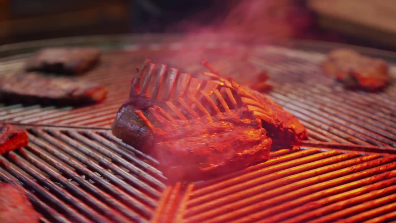 Delizioso carré d'agnello che arrostisce su una griglia rovente
