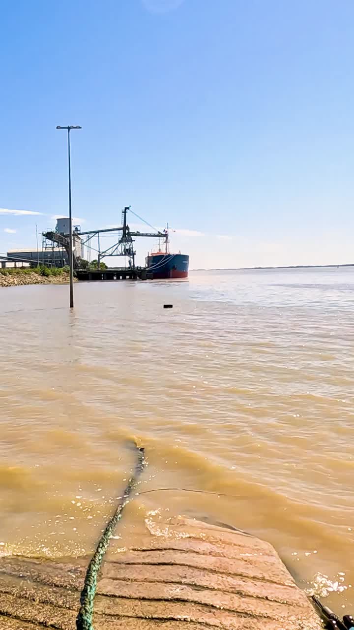 Una barca si avvicina al molo a Blaye