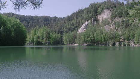 Die-Friedliche-Atmosphäre-Am-Aderspacher-See