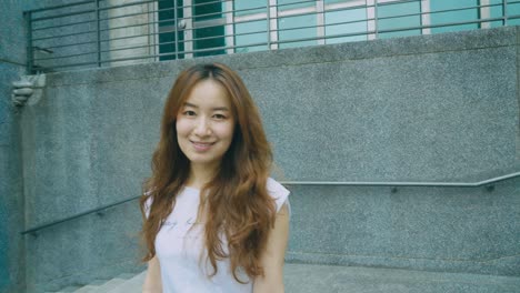 젊은 여성이 카메라를 보고 있다