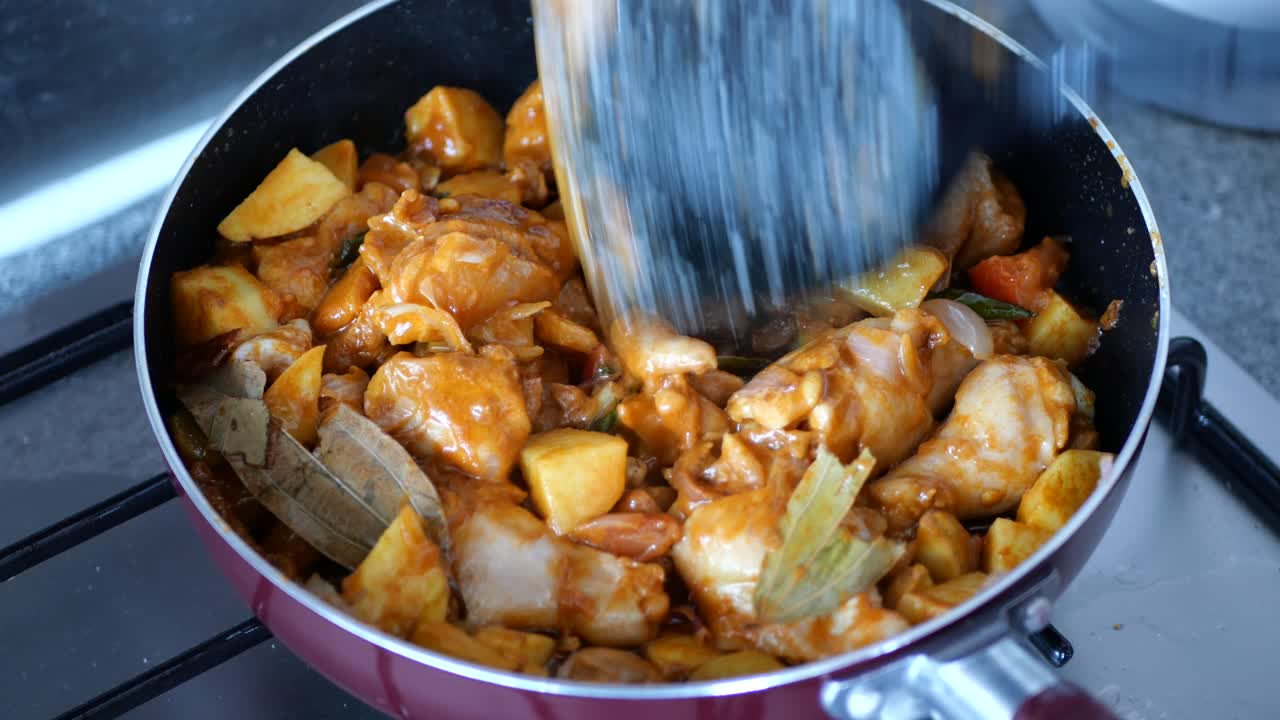 cocinar curry de pollo con patatas y cebollas