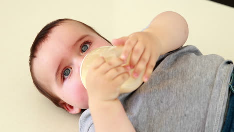 bebé bebiendo su botella