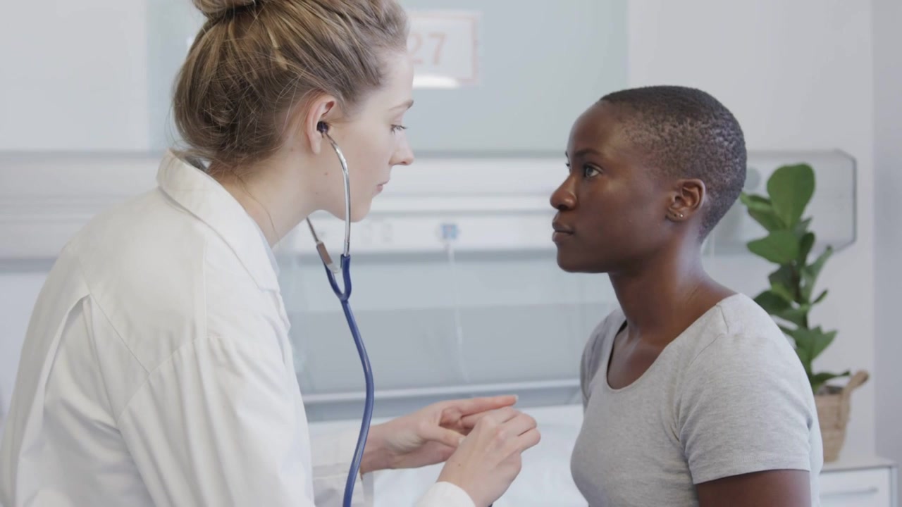 Kliniker placerer ørestykker og stetoskop, vurderer medicinske tegn, med binær overlejring på brystet.